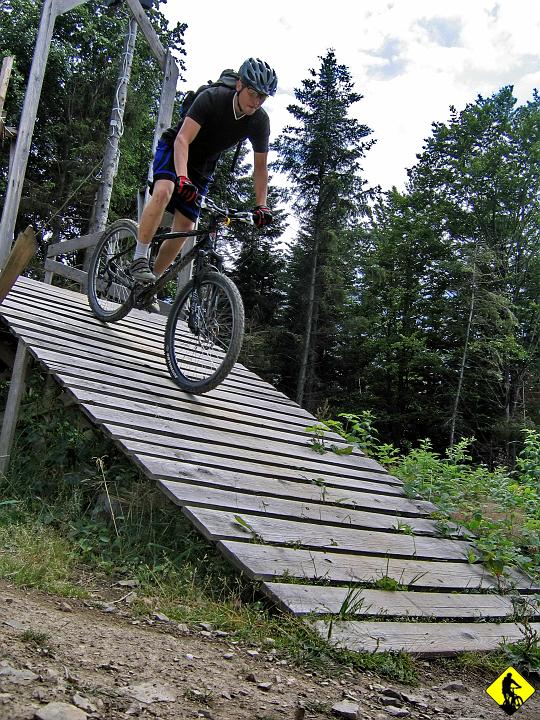 Karta1_ 028.jpg - Zjazd 1. Nie mogliśmy sobie opuścić przejazdu przez rampe startową niedawnych zawodów. Wracając do tego wydarzenia, mieliśmy wyśmienite miejsce, gdzie co trzeci zawodnik sie przewracał :P  Powód? omijali skocznię, wpadali w błotną pułapkę, przednie koło uciekało i kontakt z ziemią gratis.